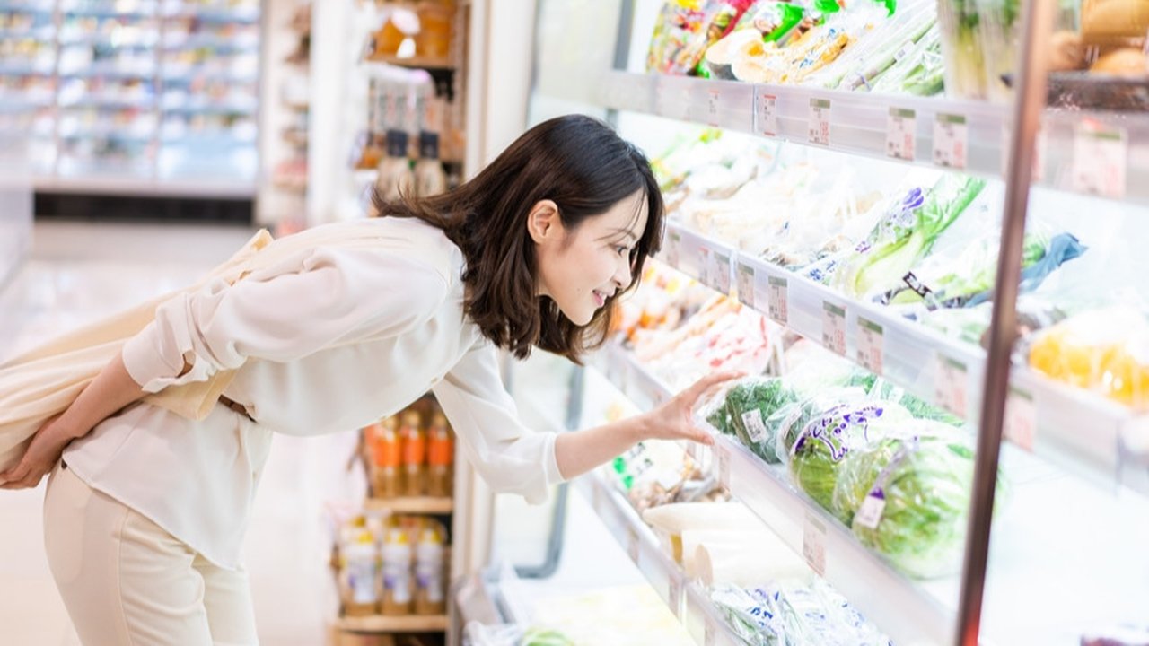 Ilustrasi belanja di supermarket/Shutterstok-Hananeko_Studio.