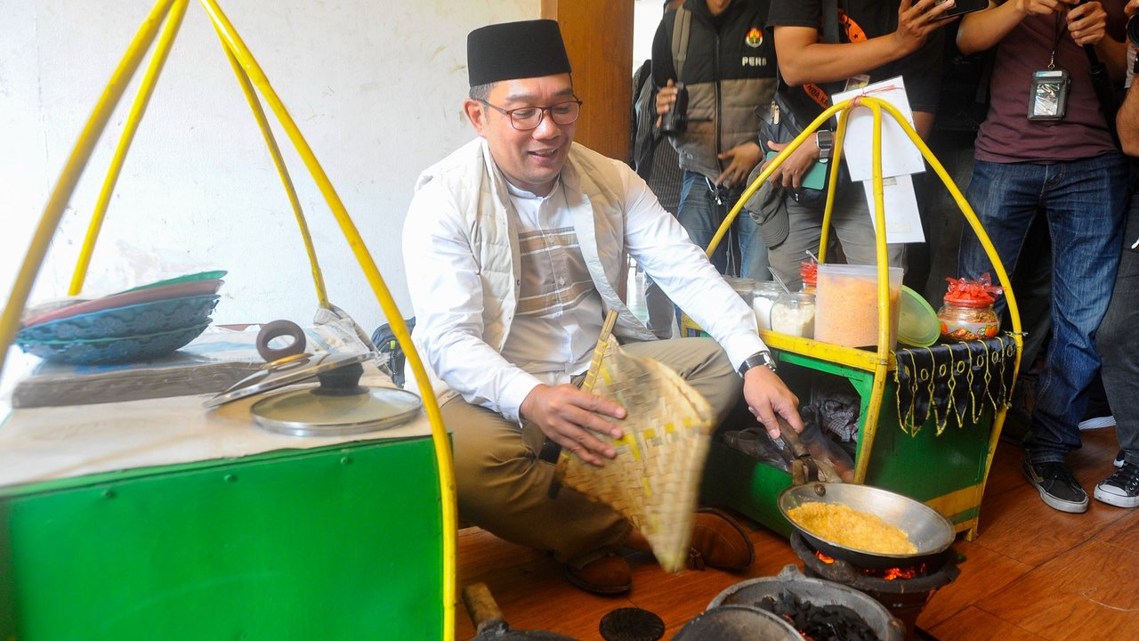 Bakal calon Gubernur DKI Jakarta Ridwan Kamil (kanan) berbincang dengan mantan Gubernur DKI Jakarta Fauzi Bowo (kiri) saat menungjungi Museum Betawi di Perkampungan Budaya Betawi Setu Babakan, Jakarta, Rabu (4/9/2024).