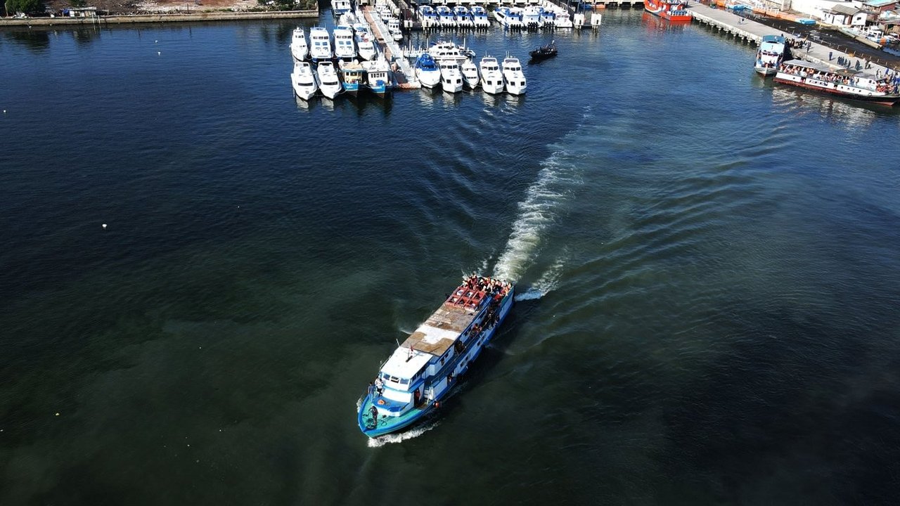Warga bergegas naik Kapal Motor (KM)Tradisional untuk liburan lebaran Idul Fitri 1445 H di Pelabuhan Muara Angke, Jakarta, Sabtu (13/4/2024).  Kepulauan Seribu masih menjadi salah satu destinasi wisata favorit di Jakarta untuk menghabiskan waktu libur Lebaran. merdeka.com/imam buhori