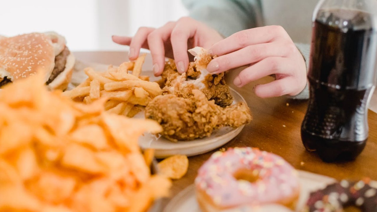 Foods to avoid to control cholesterol levels.