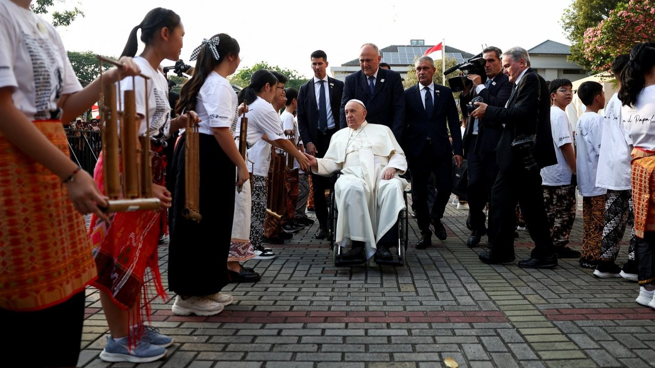 Paus Fransiskus tiba di Katedral Bunda Maria Diangkat ke Surga, Jakarta. Kedatangannya disambut hangat oleh sejumlah pelajar yang memainkan alat musik tradisional, angklung, menciptakan suasana yang penuh khidmat dan budaya.