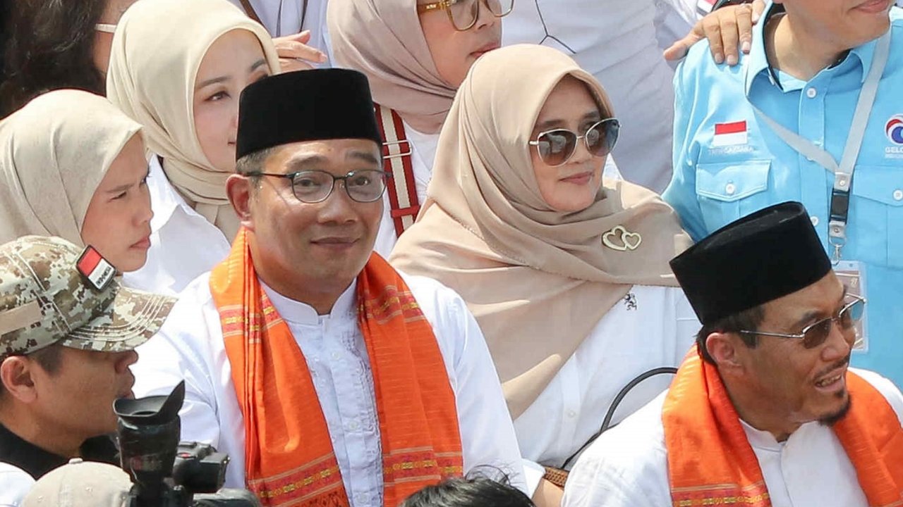 Bakal calon wakil gubernur DKI Jakarta Ridwan Kamil - Suswono berjalan menuju Kantor KPU DKI Jakarta di , Rabu (28/8/2024). Pasangan Ridwan Kamil dan Suswono mendaftarkan diri sebagai peserta Pilgub DKI Jakarta 2024 dengan dukungan Koalisi Indonesia maju (KIM) Plus.