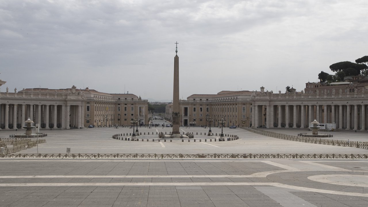 Paus Fransiskus berbicara tentang situasi Lebanon saat seorang imam Lebanon (kanan) memegang bendera Lebanon dan Monsinyur Leonardo Sapienza (kiri) menyaksikan audiensi publik terbatas di halaman San Damaso, Vatikan, Rabu (2/9/2020). (Vincenzo PINTO/AFP)