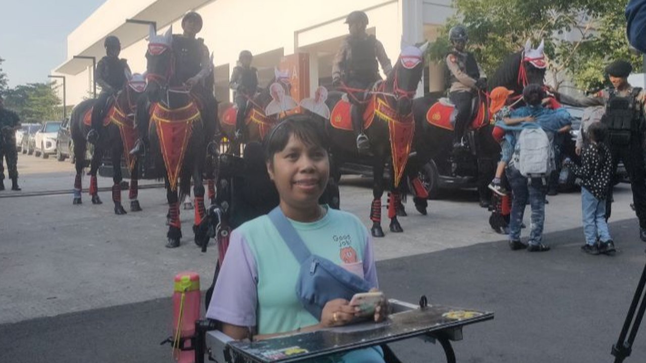 Cerita Wanita Difabel 'Terbang' dari NTT ke GBK Minta Berkat Paus Fransiskus saat Misa Akbar