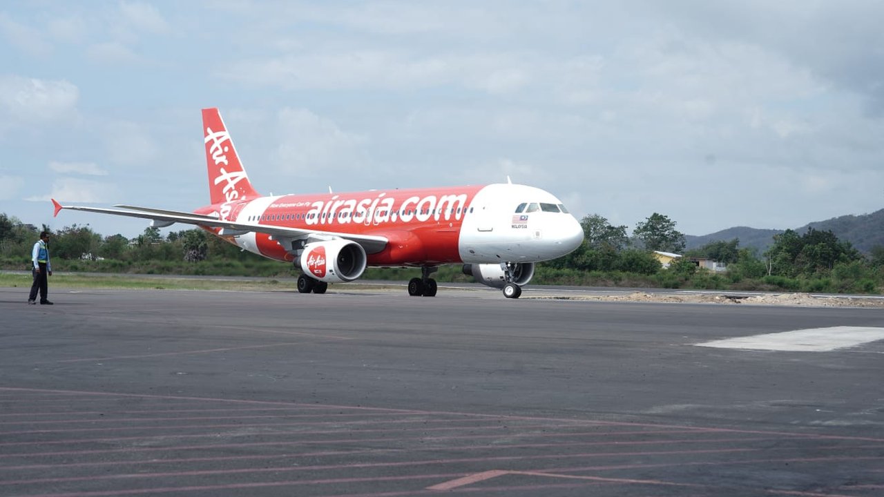 <p>Maskapai berbiaya hemat terbaik dunia 15 kali berturut-turut versi skytrax, AirAsia (Foto: Istimewa)</p>