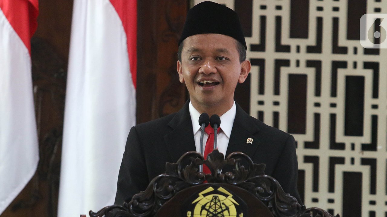 Menteri Energi dan Sumber Daya Mineral (ESDM) yang baru Bahlil Lahadalia saat acara serah terima jabatan Menteri ESDM di Kantor Kementerian ESDM, Jakarta, Senin (19/8/2024). (merdeka.com/Arie Basuki)