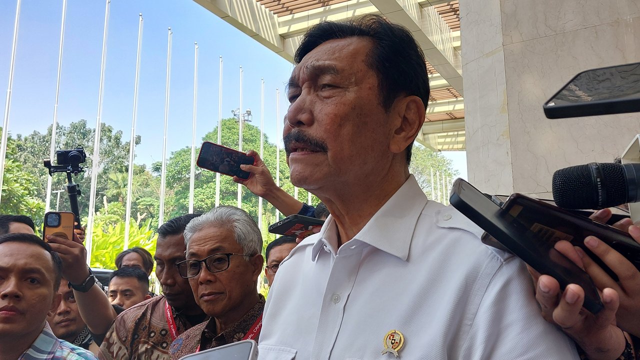 Menteri Koordinator Bidang Kemaritiman dan Investasi, Luhut Binsar Pandjaitan ditemui di JCC Senayan, Jakarta, Rabu (14/8/2024). Menko Luhut mengungkap mengenai masa depan PLTU Suralaya. (Arief/Liputan6.com)