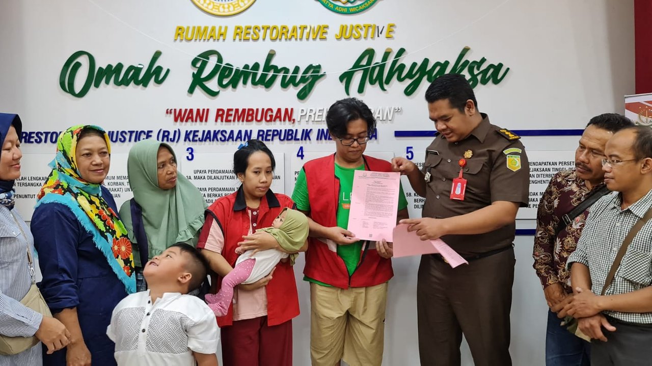 Kejari Surabaya menghentikan penuntutan perkara psangan kekasih buang bayi ke rumah orang tua melalui pendekatan Restorative Justice.