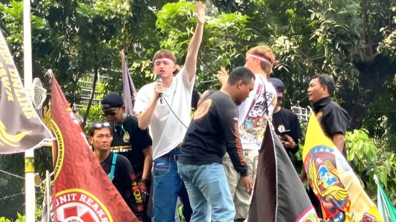 Ratusan Ojek online melakukan aksi di depan Patung Kuda Arjuna, Jakarta, Kamis (29/8/2024).