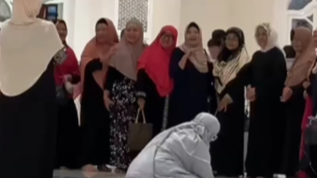 Momen Emak-Emak Foto di Masjid