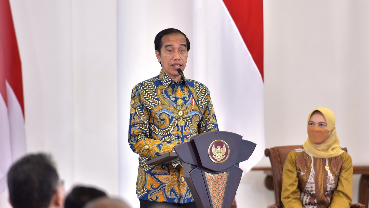 Jokowi kenakan kemeja biru langit