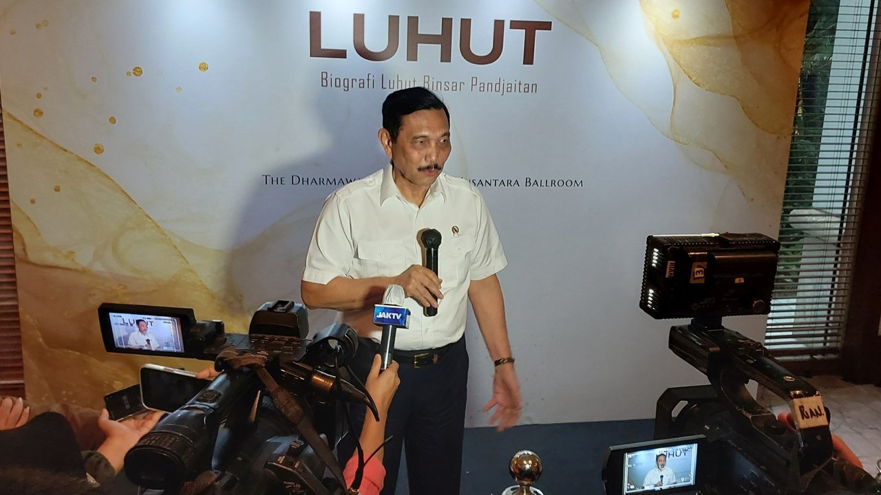 Menteri Koordinator Bidang Kemaritiman dan Investasi, Luhut Binsar Pandjaitan ditemui di JCC Senayan, Jakarta, Rabu (14/8/2024). Menko Luhut mengungkap mengenai masa depan PLTU Suralaya. (Arief/Liputan6.com)