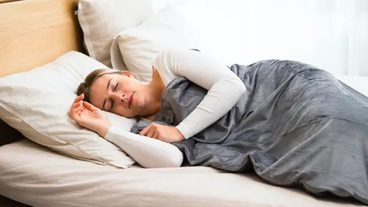 Ilustrasi perempuan tidur. (Sumber: Unsplash)