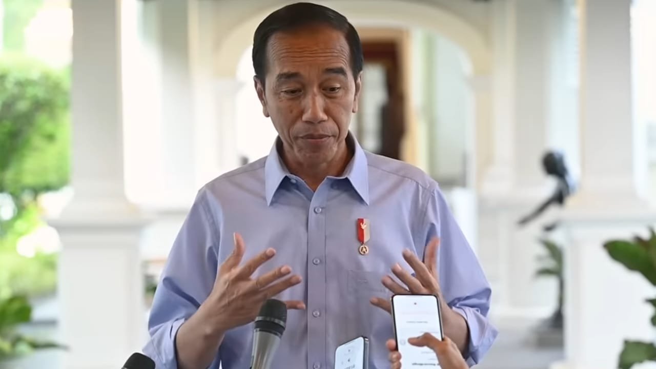 Jokowi kenakan kemeja biru langit