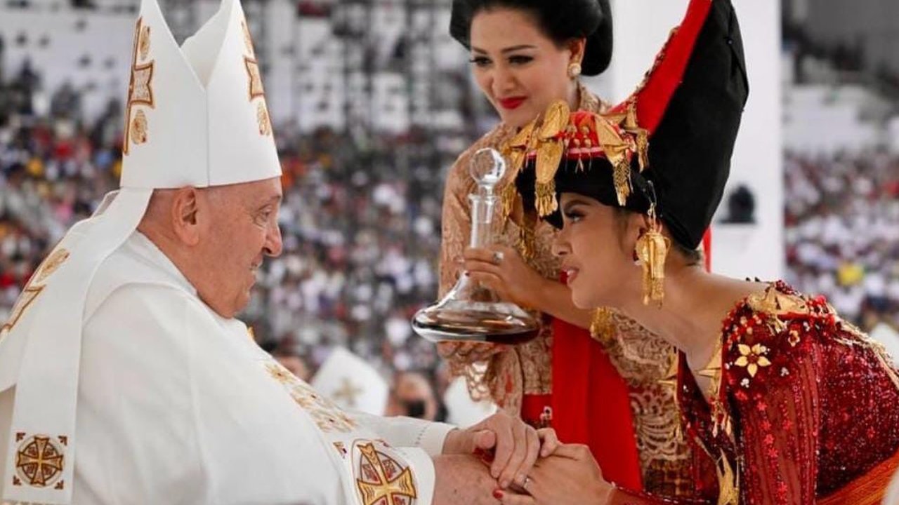 Potret Cantik dan Elegan Angel Pieters Bernyanyi di Acara Misa Agung Bersama Paus Fransiskus