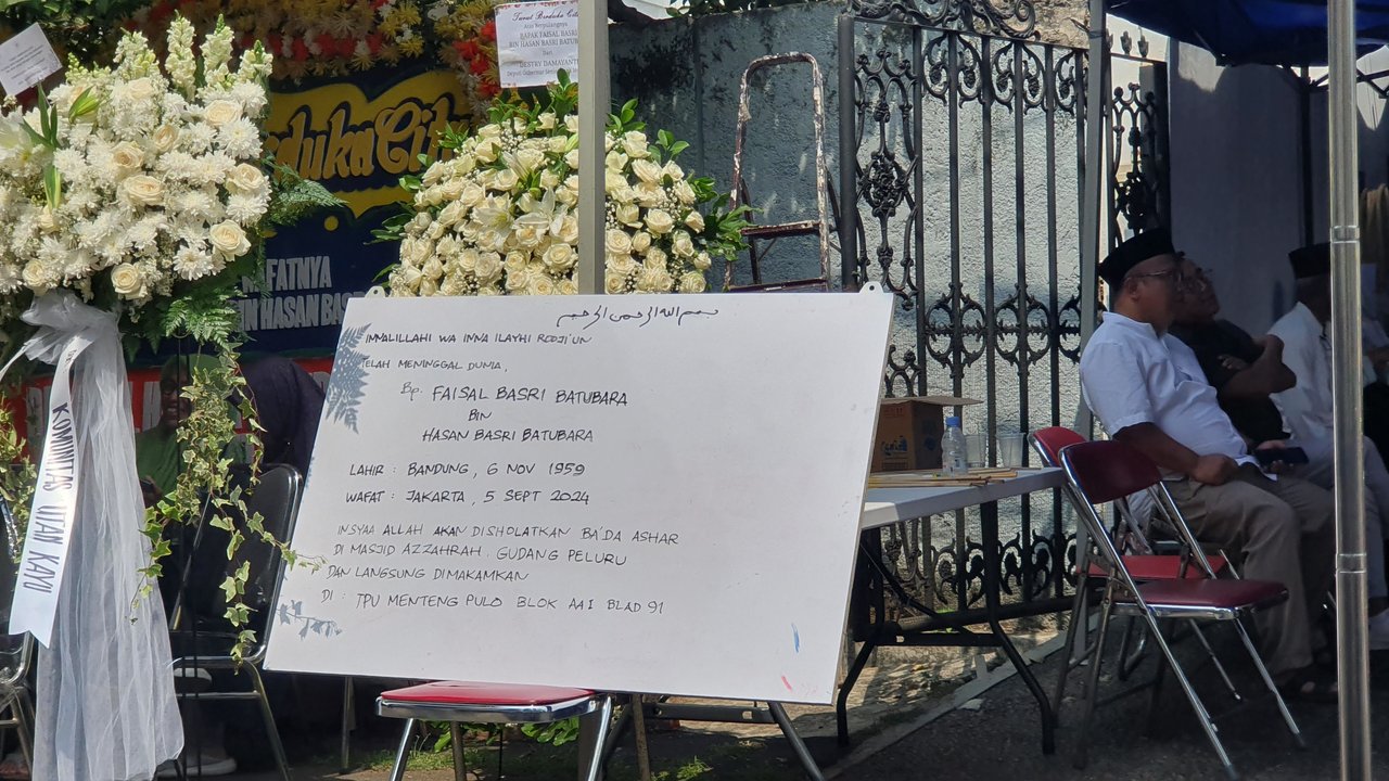 Pengamat ekonomi Faisal Basri saat memaparkan tentang Holding BUMN Migas di Jakarta Selatan, Jumat (16/3). Menurutnya, Indonesia defisit perdagangan di sektor manufaktur, makanan dan minuman, serta migas. (Liputan6.com/Angga Yuniar)