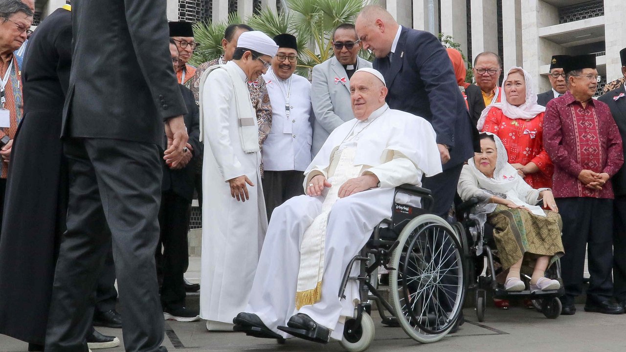 Paus Fransiskus tiba di Katedral Bunda Maria Diangkat ke Surga, Jakarta. Kedatangannya disambut hangat oleh sejumlah pelajar yang memainkan alat musik tradisional, angklung, menciptakan suasana yang penuh khidmat dan budaya.