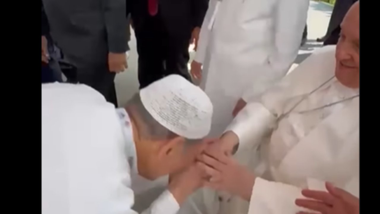 Jusuf Hamka cium tangan Paus Fransiskus