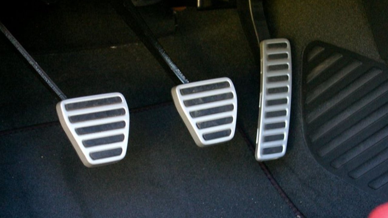 Jangan panik! Coba lakukan tips dadakan ini ketika kopling mobil jebol atau los. Yuk simak!