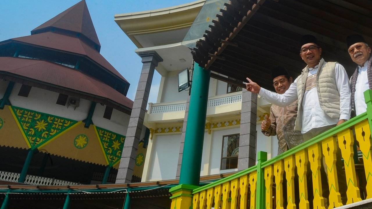 Bakal calon Gubernur DKI Jakarta Ridwan Kamil (kanan) berbincang dengan mantan Gubernur DKI Jakarta Fauzi Bowo (kiri) saat menungjungi Museum Betawi di Perkampungan Budaya Betawi Setu Babakan, Jakarta, Rabu (4/9/2024).