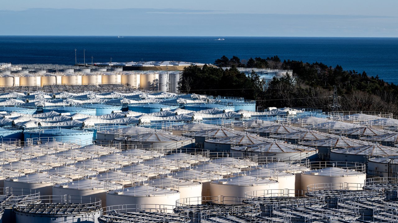 Tangki penyimpanan air yang terkontaminasi di Pembangkit Listrik Tenaga Nuklir (PLTN) Fukushima Daiichi milik Tokyo Electric Power Company (TEPCO) di Okuma, Prefektur Fukushima, Jepang, 20 Januari 2023. Setelah 12 tahun bencana nuklir yang dipicu oleh gempa bumi besar dan tsunami, para pekerja di PLTN Fukushima Daiichi bersiap untuk membuang air limbah yang sudah diolah ke laut. (Philip FONG/AFP)