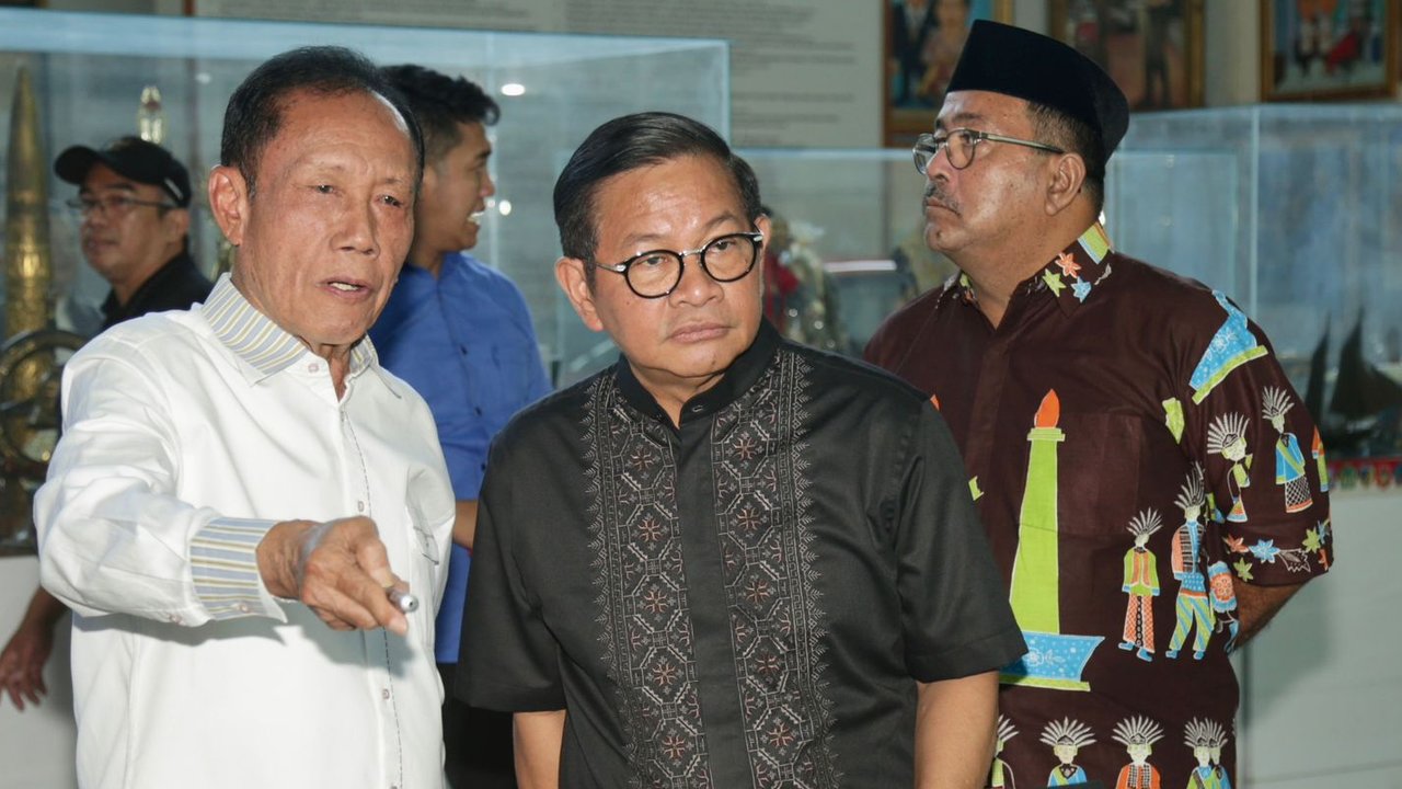 Calon gubernur, Pramono Anung dan calon wakil gubernur Rano Karno berjalan bersama mantan gubernur DKI Jakarta Fauzi Bowo saat mengunjungi Museum MH Thamrin, Jakarta, Selasa (3/9/2024). Cagub Pramono - Rano sebelumnya mengatakan bakal bertemu dengan para mantan Gubernur DKI Jakarta demi kesinambungan pembangunan ke arah yang lebih baik. Mereka pun mengagendakan pertemuan dengan sejumlah mantan pimpinan ibukota, namun belum bisa dipastikan perihal waktu dan tempat pertemuan tersebut.