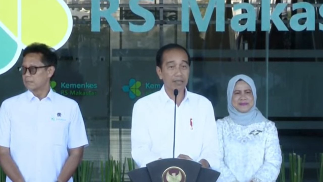 Presiden Jokowi meresmikan RS Kemankes Makassar.