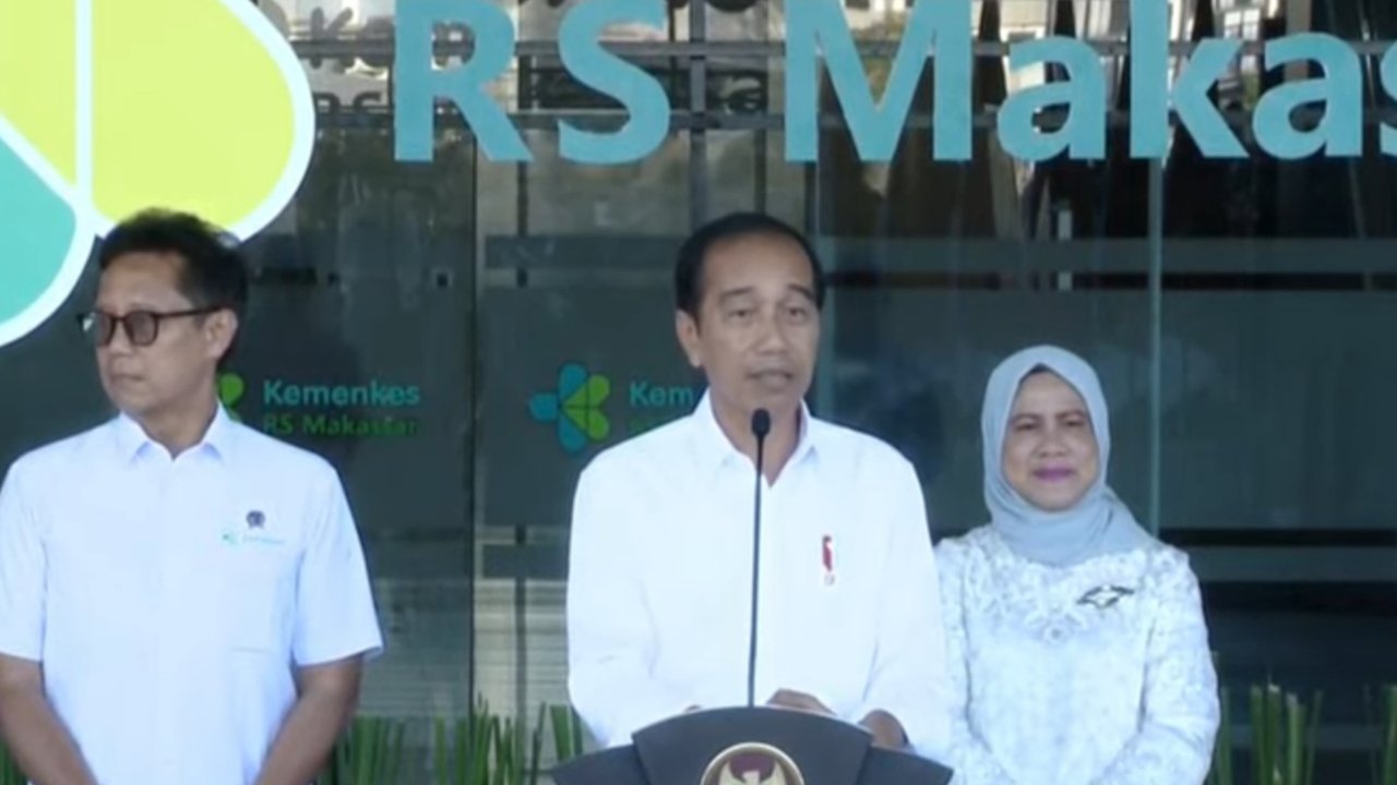 Presiden Jokowi meresmikan RS Kemankes Makassar.