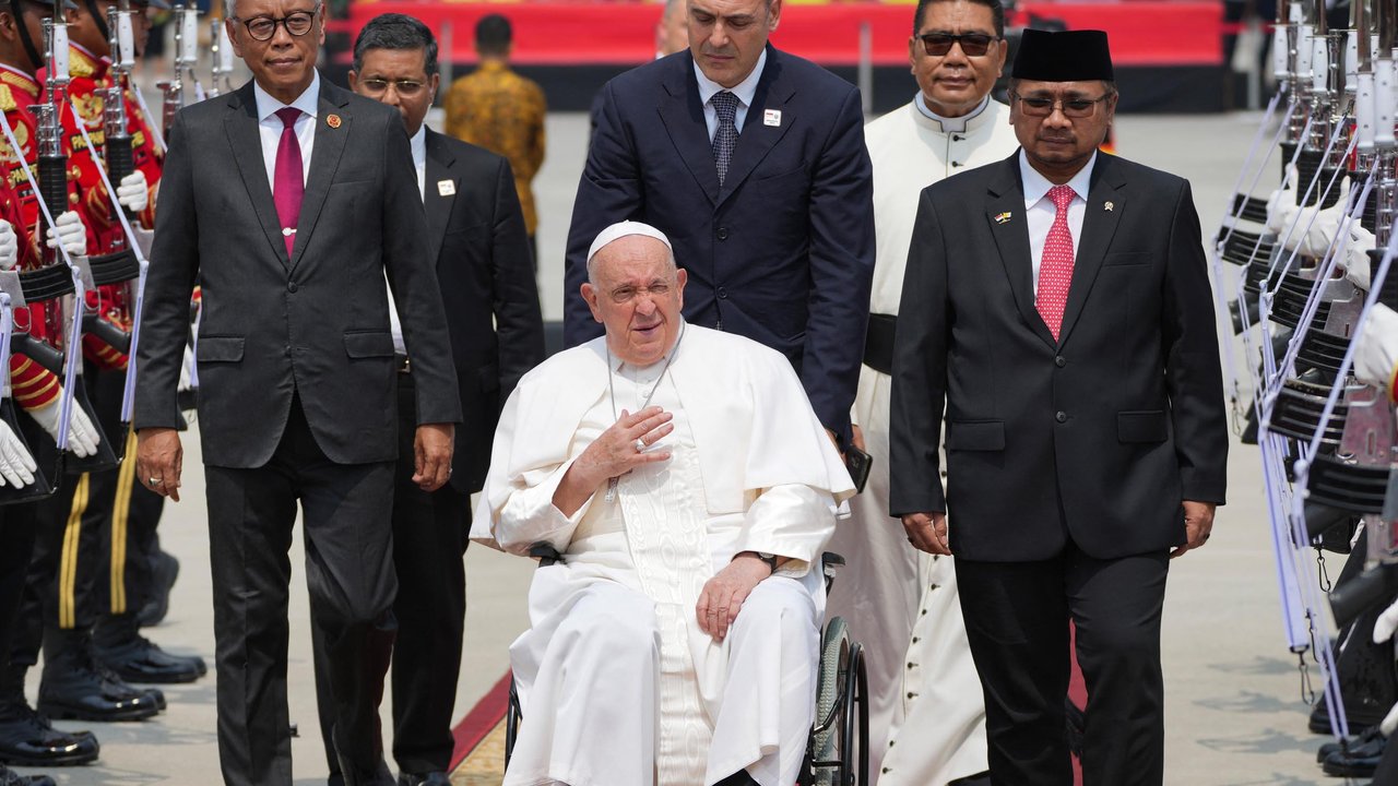 Paus Fransiskus berada di Indonesia sejak Selasa (3/9/2024). (Tatan Syuflana/POOL/AFP)