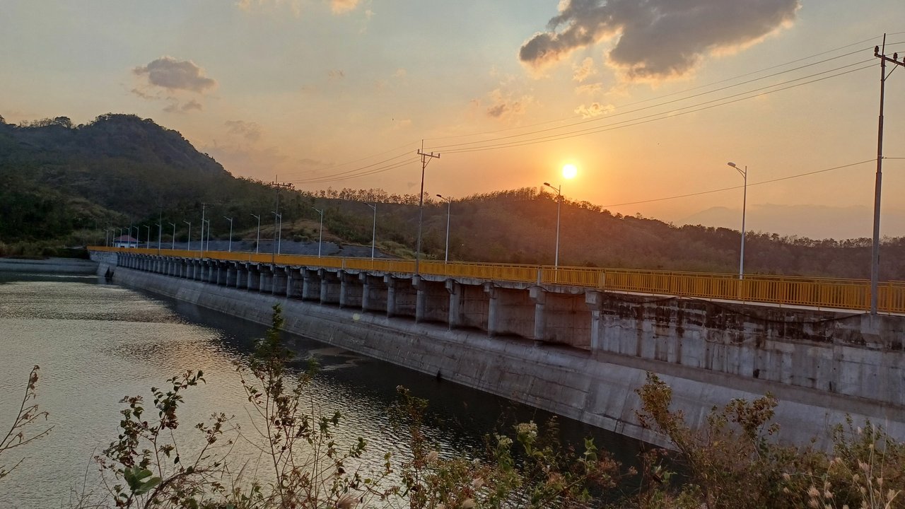 Salah satu lokasi PLTS ground-mounted terbesar di Indonesia dengan kapasitas 100 Megawatt peak (MWp) di Kawasan Industri Kota Bukit Indah, Kabupaten Purwakarta, Jawa Barat. (Foto:PLN)