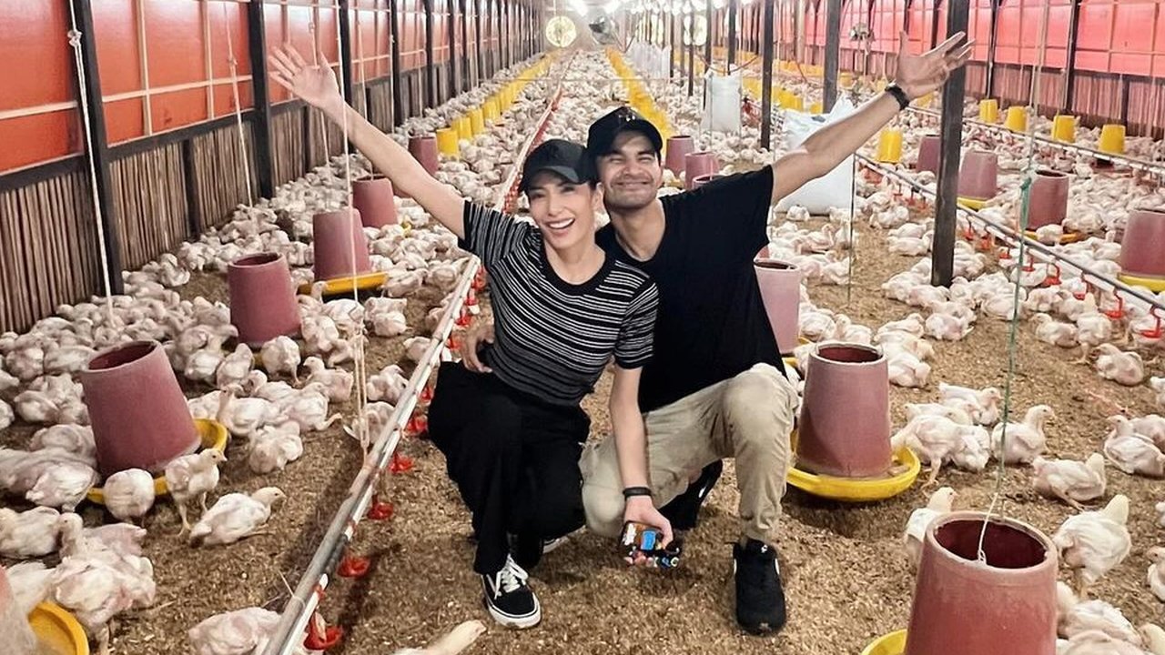 Tyas Mirasih di peternakan ayam suaminya (Instagram/tyasmirasih)