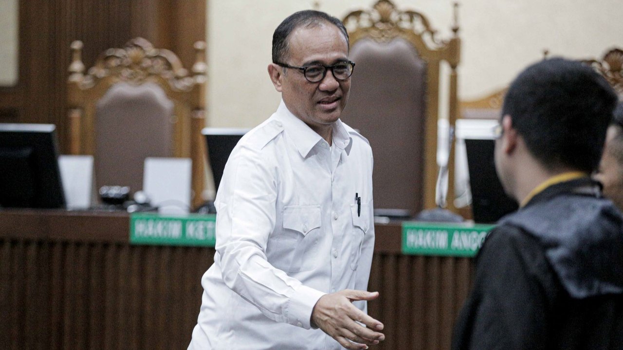 Terdakwa kasus gratifikasi dan TPPU Rafael Alun Trisambodo menjalani sidang lanjutan di Pengadilan Tipikor, Jakarta, Kamis (4/1/2024). Majelis Hakim Pengadilan Tindak Pidana Korupsi Jakarta memutuskan menunda sidang pembacaan vonis untuk mantan pejabat pajak Rafael Alun Trisambodo. Alasannya, Hakim belum merampungkan berkas putusan untuk Rafael.