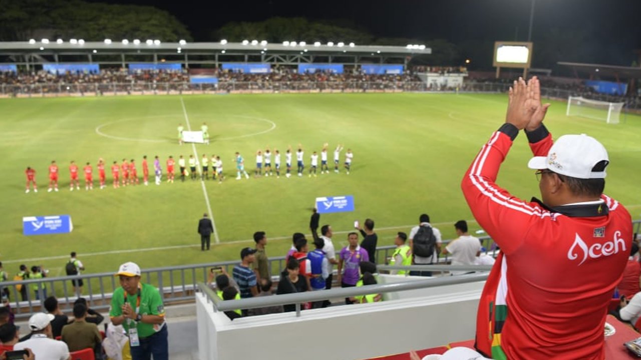 suasana pertandingan sepakbola di PON XXI Aceh-Sumut.