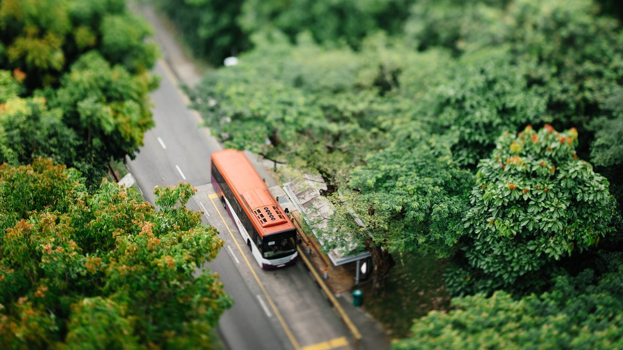 Salah satu hal yang penting saat liburan ialah memilih kendaraan. Apakah memakai kendaraan pribadi maupun transportasi lainnya? Kalau dipikir, memang banyak orang lebih memilih kendaraan pribadi untuk liburan.