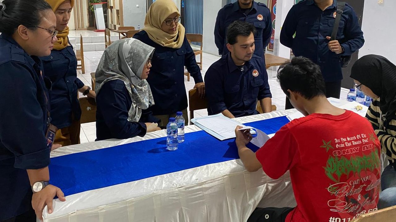 Proses pemindahan Sudirman ke Lapas Cirebon.