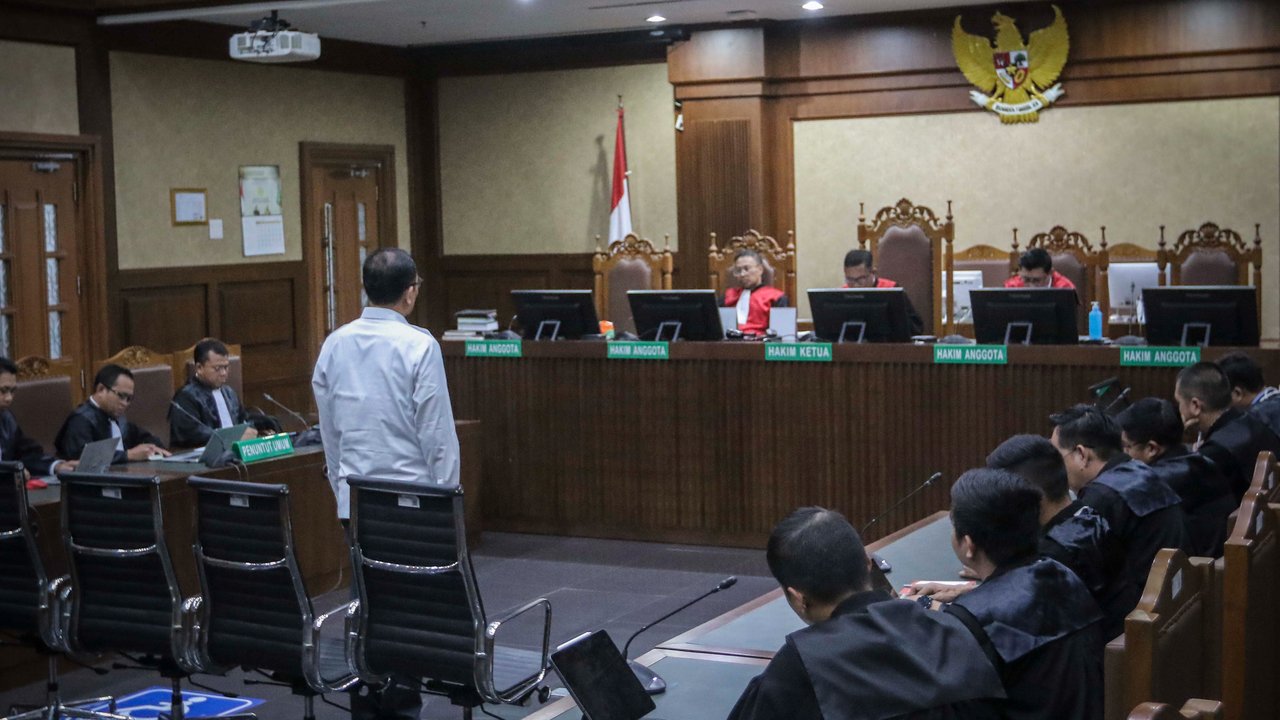Terdakwa Rafael Alun Trisambodo saat mengikuti sidang vonis di Pengadilan Tipikor, Jakarta Pusat, Senin (8/1/2024).Mantan pejabat Ditjen Pajak Kementerian Keuangan Rafael Alun Trisambodo dinyatakan bersalah menerima gratifikasi dan melakukan tindak pidana pencucian uang (TPPU). Rafael divonis 14 tahun penjara dan denda Rp 500 juta.Liputan6.com/Angga Yuniar