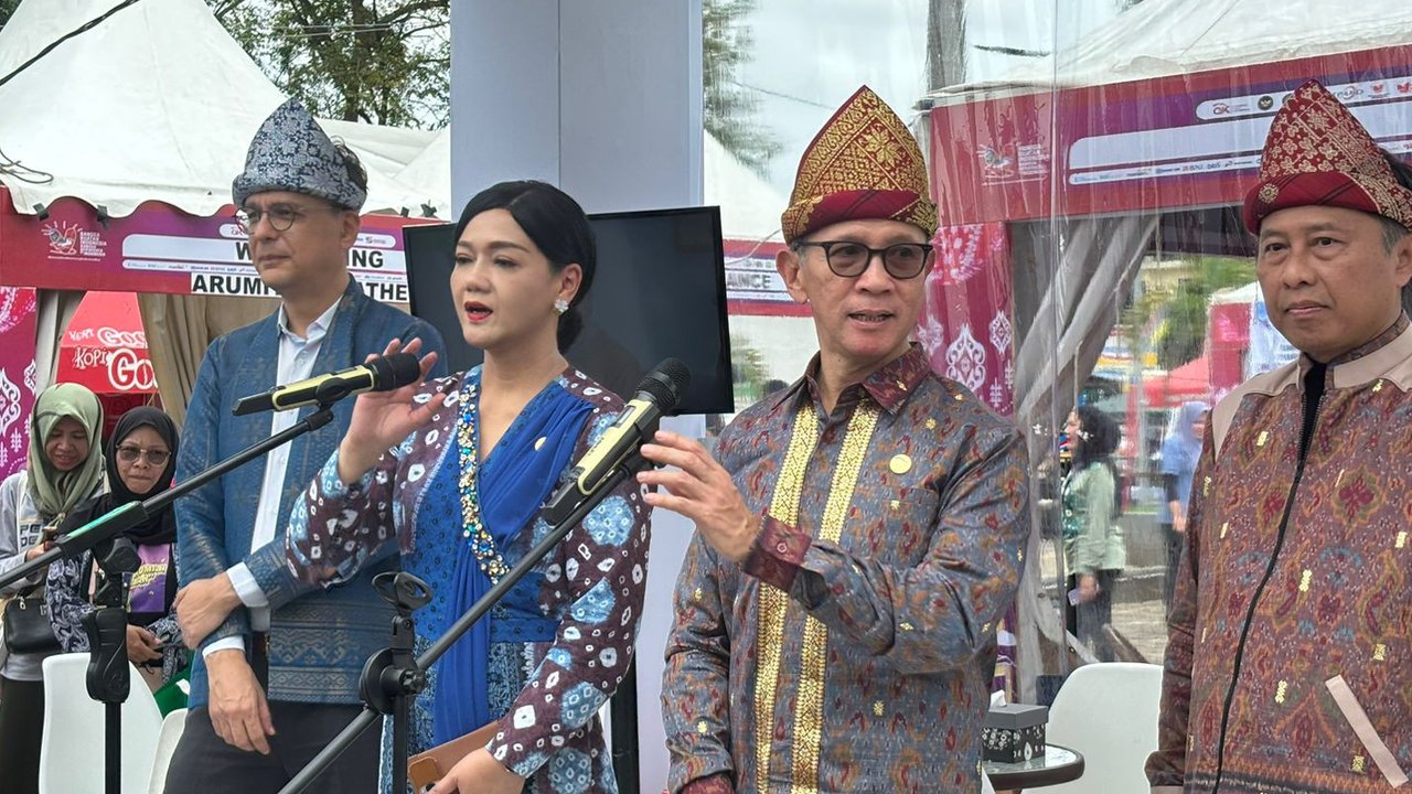 <p>Kepala Eksekutif Pengawas Perilaku Pelaku Usaha Jasa Keuangan, Edukasi dan Pelindungan Konsumen OJK Friderica Widyasari Dewi, dalam kegiatan edukasi keuangan kepada penduduk desa yang diselenggarakan di Balai Ekonomi Desa Ngargogondo, Kec. Borobudur, Selasa (5/3/2024). (Dok OJK)</p>