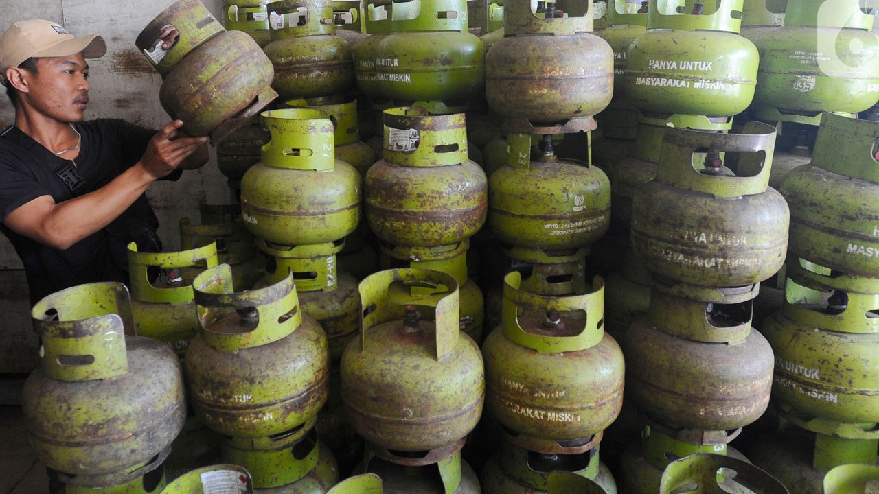 Pekerja menyusun Gas 3 kilo di Pangkalan Elpiji 3 kilo di Jalan Munawarman, Ciputat, Tangerang Selatan, Banten, Senin (16/1/2023). Sejumlah pekerja pangkalan elpiji belum mengetahui uji coba pembelian elpiji subsidi menggunakan KTP. Sejauh ini, Kementerian ESDM bersama Pertamina masih melakukan uji coba pembelian elpiji 3 kg dengan menunjukkan KTP di lima kecamatan, yakni Cipondoh di Kota Tangerang, Ciputat di Tangerang Selatan, Ngaliyan di Semarang, Batu Ampar di Batam, dan Kecamatan Mataram di Mataram. (merdeka.com/Arie Basuki)