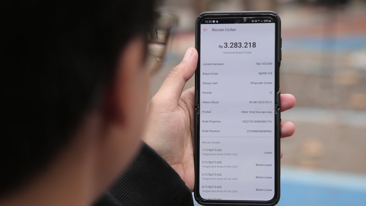 <p>Seseorang menunjukkan sejumlah tagihannya di paylater salah satu di e-commerce. (Gempur M Surya/Liputan6.com)</p>