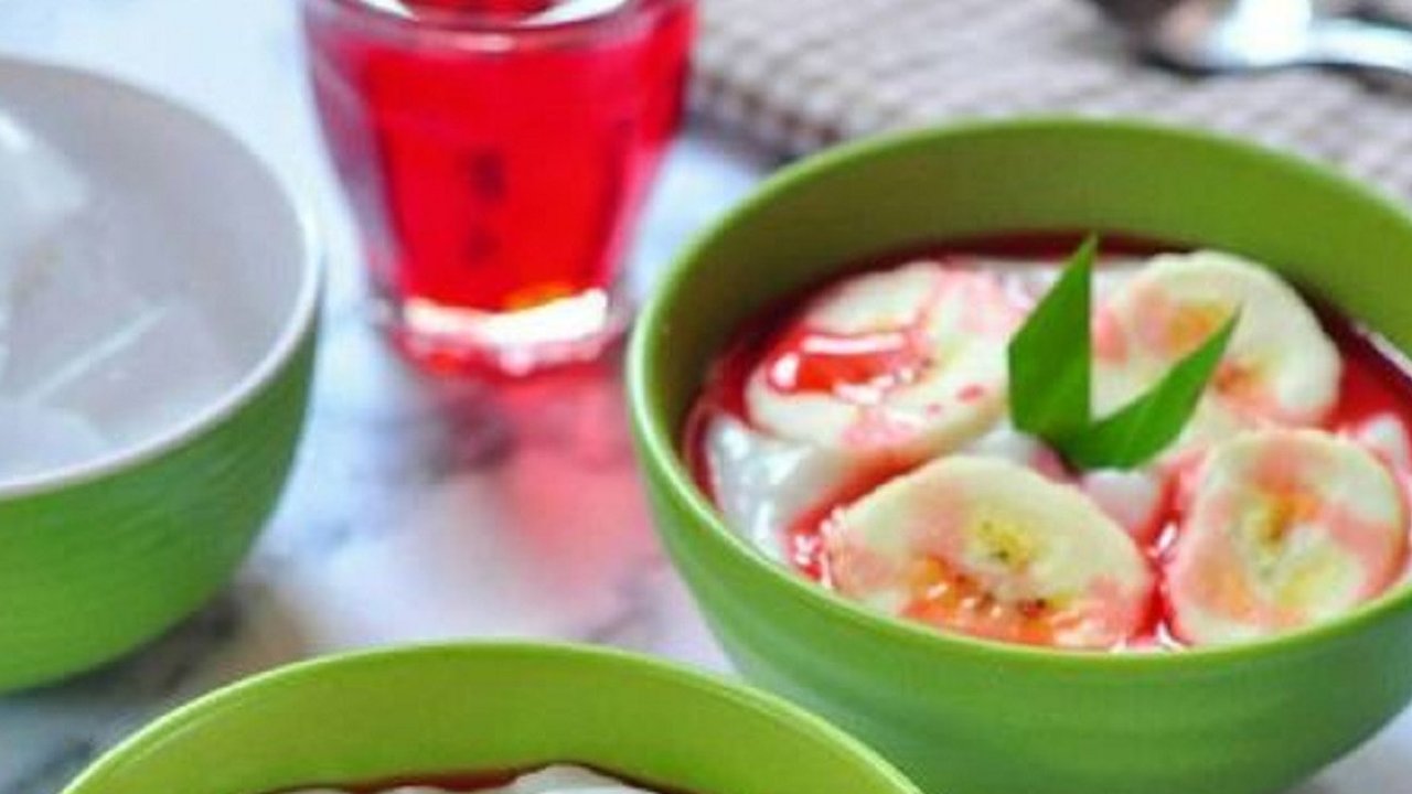 Pallu butung, dessert asal Makassar, Sulawesi Selatan, yang disukai banyak orang untuk buka puasa (dok.instagram/@tantri.kitchen/https://www.instagram.com/p/CNeU8BjsBVt/Komarudin)