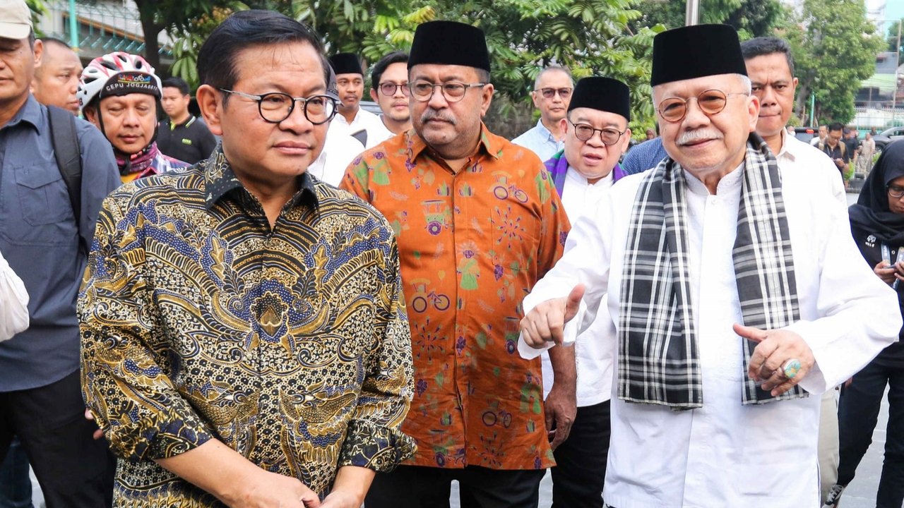 Pasangan bakal calon gubernur dan bakal calon wakil gubernur Jakarta, Pramono Anung - Rano Karno menyambangi kawasan car free day di Bundaran Hotel Indonesia (HI) Jakarta, Minggu (1/9/2024).