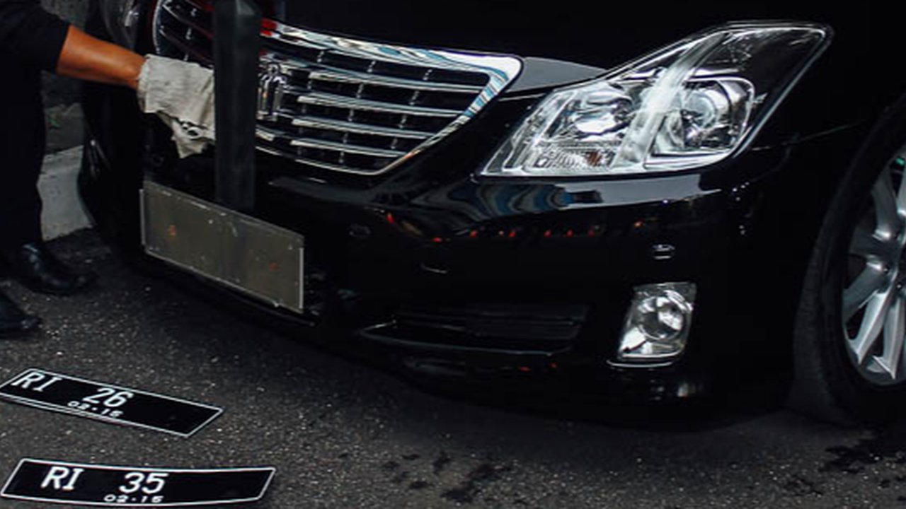 Mobil berpelat nomor RI 35 ini akan digunakan Menteri Perhubungan Ignasius Jonan dalam pelaksanaan kerjanya, Jakarta, (27/10/2014). (Liputan6.com/Faizal Fanani)