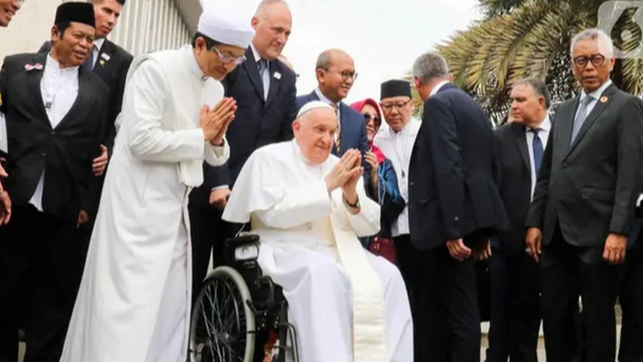 Imam Besar Masjid Istiqlal Nasaruddin Umar (kiri) mencium Pemimpin Takhta Suci Vatikan Paus Fransiskus usai melakukan foto bersama di Masjid Istiqlal, Jakarta, Kamis (5/9/2024). (Liputan6.com