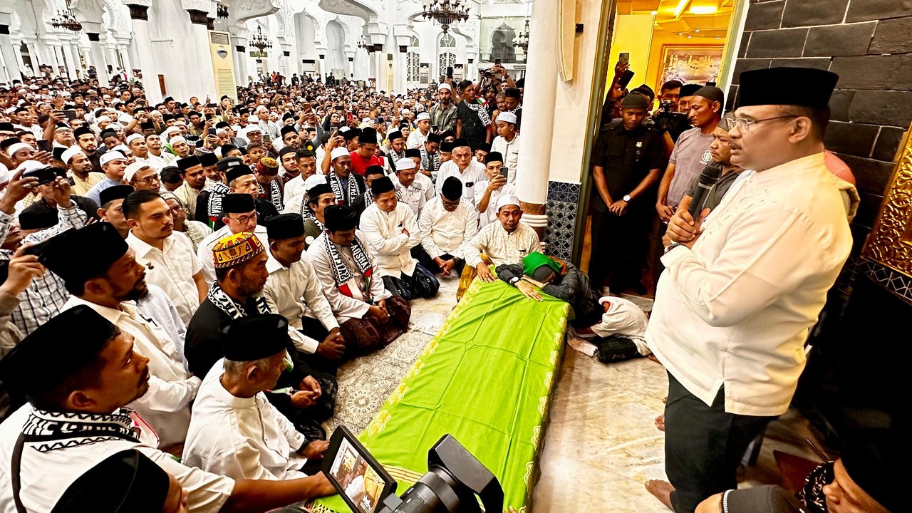 Potret Ribuan Masyarakat Salatkan Jenazah Tu Sop di Masjid Raya Baiturrahman Aceh