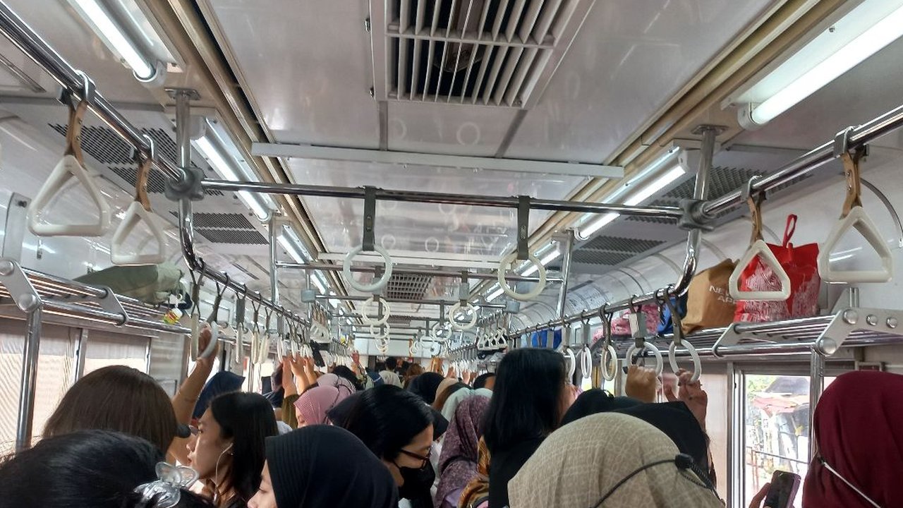 Gerbong KRL Khusus Wanita yang Penuh Drama