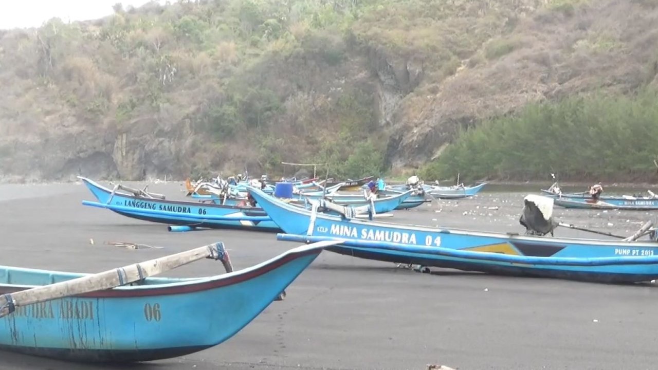 Sudah 10 Hari Gelombang Laut Tinggi, Nelayan di Lumajang Tidak Bisa Melaut