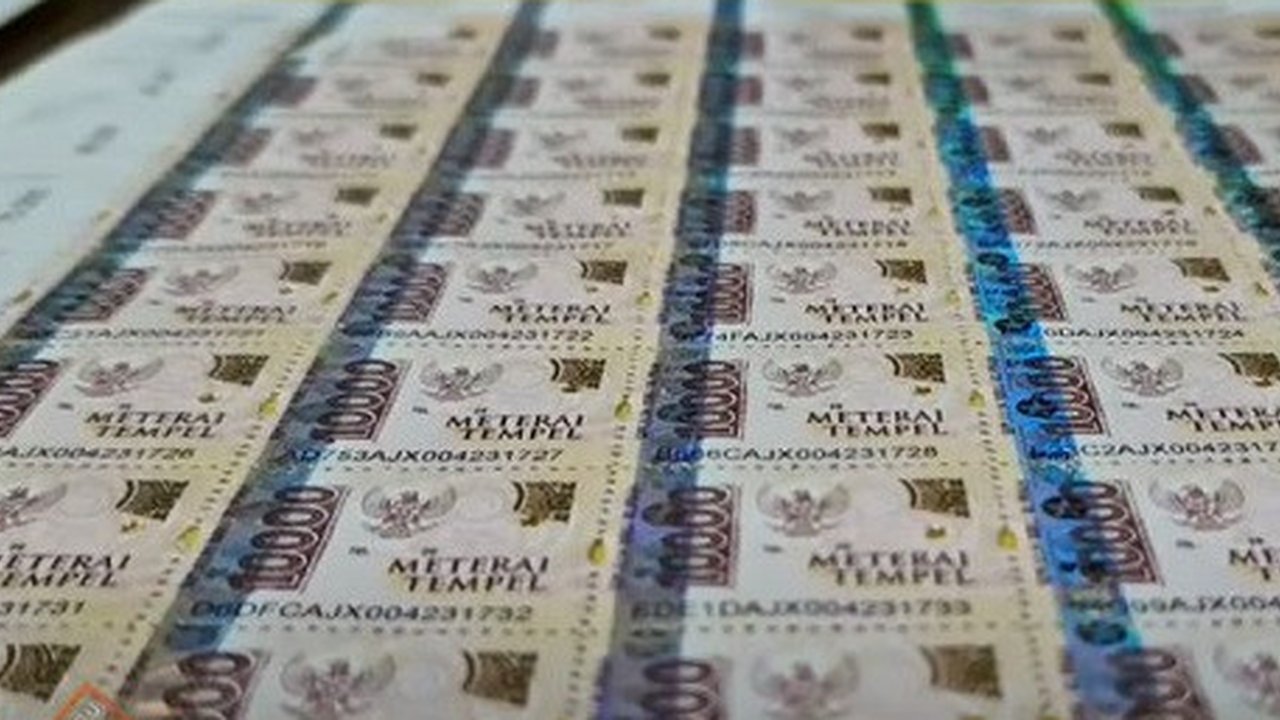 Enam orang sindikat pembuatan meterai palsu ditangkap jajaran Polsek Menteng, Jakarta Pusat. Mereka ternyata memiliki pabrik pembuatan materai palsu di kawasan Kabupaten Bekasi, Jawa Barat. (YouTube Liputan6)