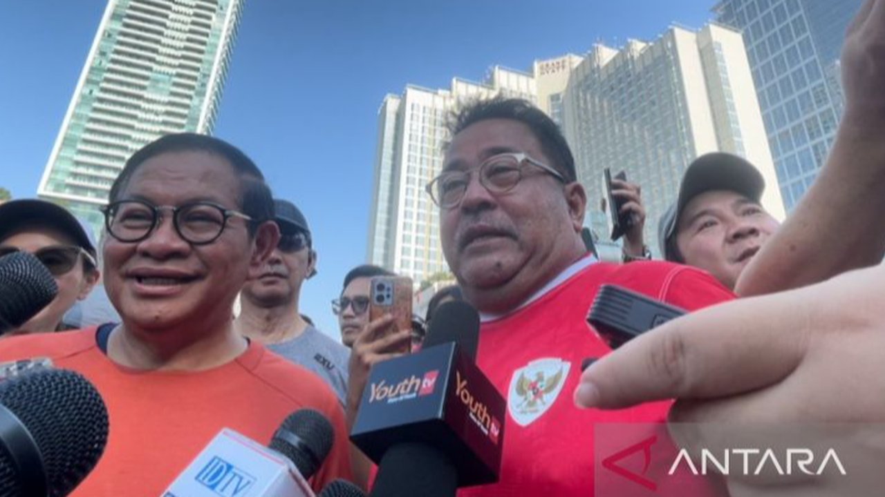 Pasangan bakal calon gubernur dan bakal calon wakil gubernur Pramono Anung dan Rano Karno berolahraga saat CFD di Bundaran HI, Jakarta, Minggu (8/9/2024).