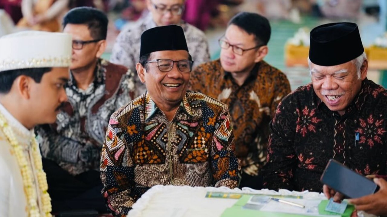 Mahfud MD ketika menjawab pertanyaan host pada podcast 'Terus Terang' di kanal YouTube Mahfud MD Official, Selasa (28/5/2024) (Istimewa)