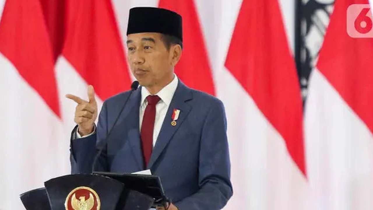Presiden Joko Widodo (Jokowi) memberikan arahan saat menghadiri Rapat Pimpinan (Rapim) TNI dan Polri Tahun 2024 di Mabes TNI, Jakarta, Rabu (28/2/2024). (Liputan6.com/Herman Zakharia)